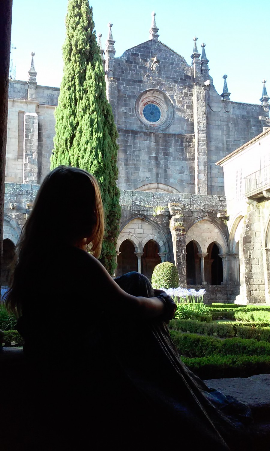 Meditación en claustro de la Catedral de