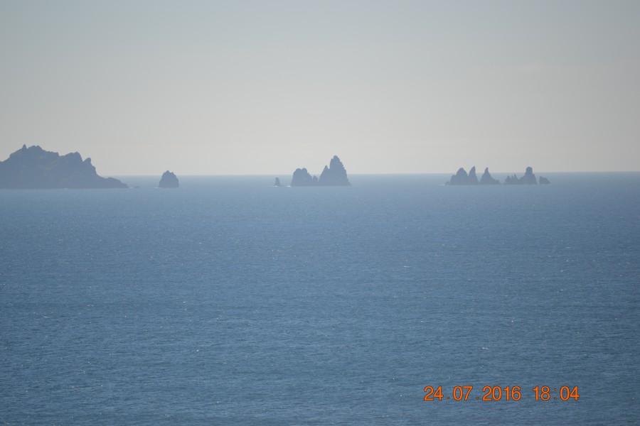 mirando al mar desde el banco de Loiba