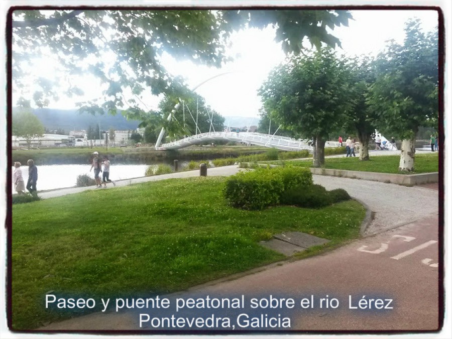 Paseo y puente peatonal sobre el rio Lér