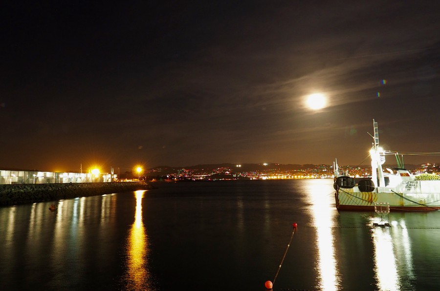 La luna encima de Vigo, puerto de Cangas