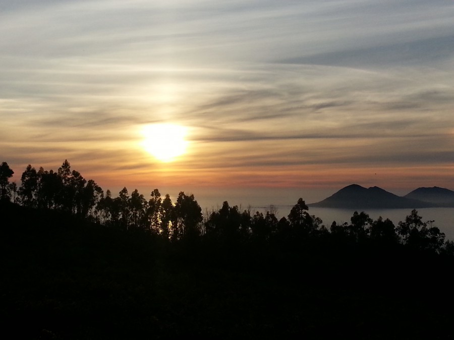 Solpor sobre monte louro 