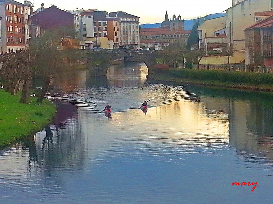 piraguistas  por el rio cabe