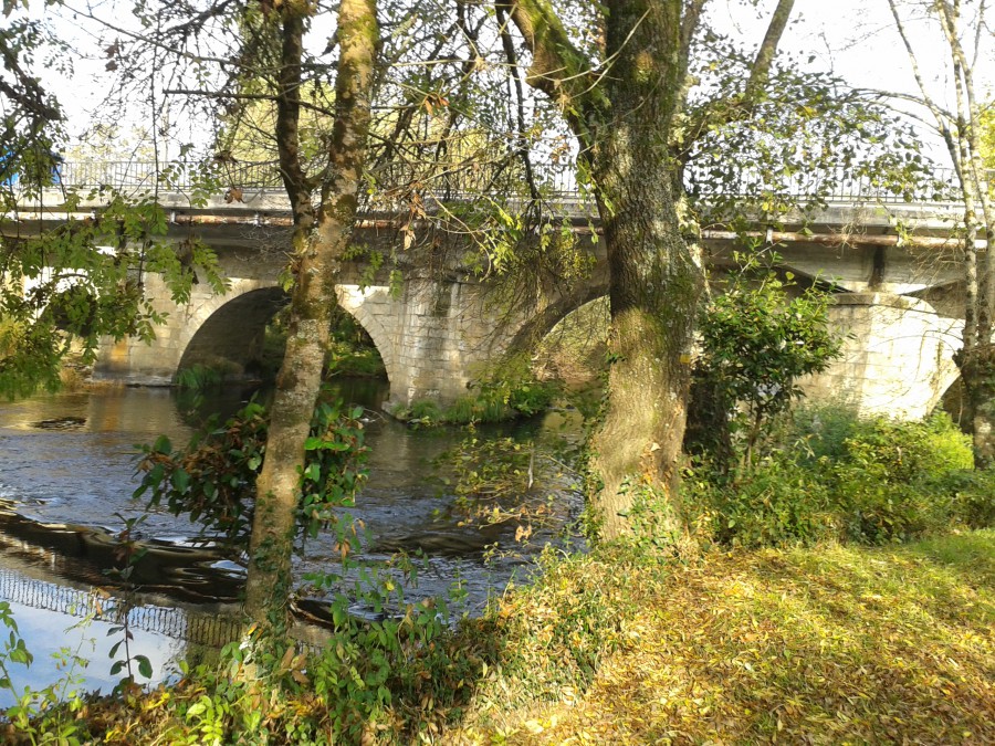 a ponte de sigueiro  sobre o rio  TAMBRE