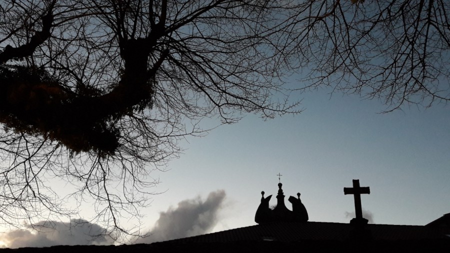 Arbol, cruz y campanario