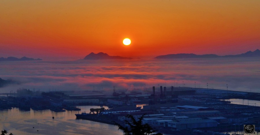 Atardecer y niebla ria de vigo