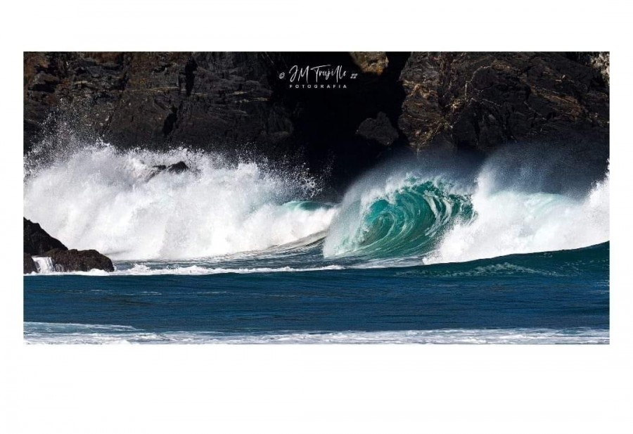 Olas en playa de Esteiro, Mañón, Coruña 