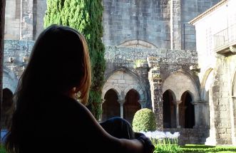 Meditación en claustro de la Catedral de
