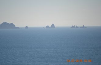 mirando al mar desde el banco de Loiba