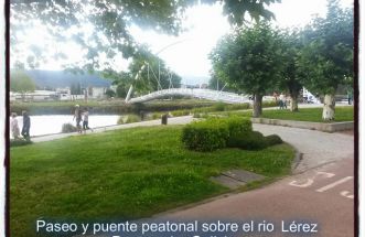 Paseo y puente peatonal sobre el rio Lér