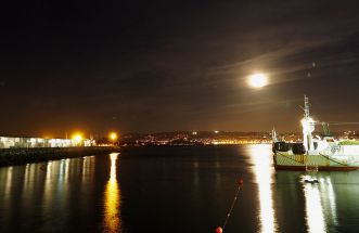 La luna encima de Vigo, puerto de Cangas
