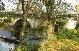 a ponte de sigueiro  sobre o rio  TAMBRE