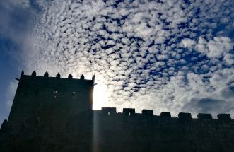 Ceo empedrado sobre o castelo de Soutoma