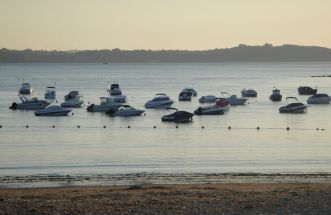 Playa de Cabanas con barcos